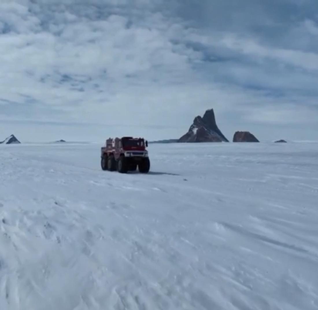 在南极冰原的极致考验中，新一代“雪豹”车凭借六轮全驱和极地轮胎，成功完成内陆测试