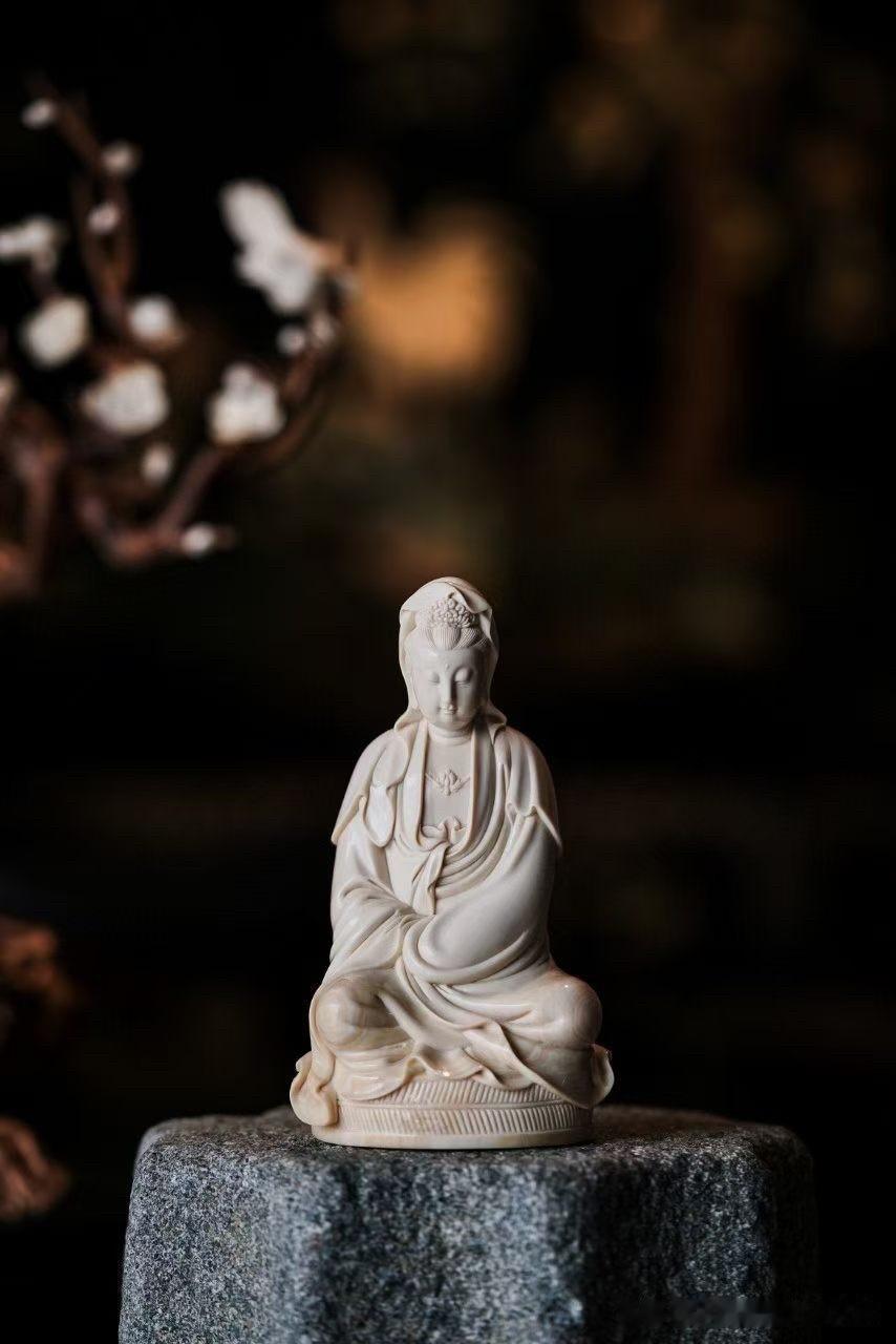 一尊观音，最动人的不只是形，更是那份从容的神韵。

猛犸温润细腻，刀法圆熟流畅，