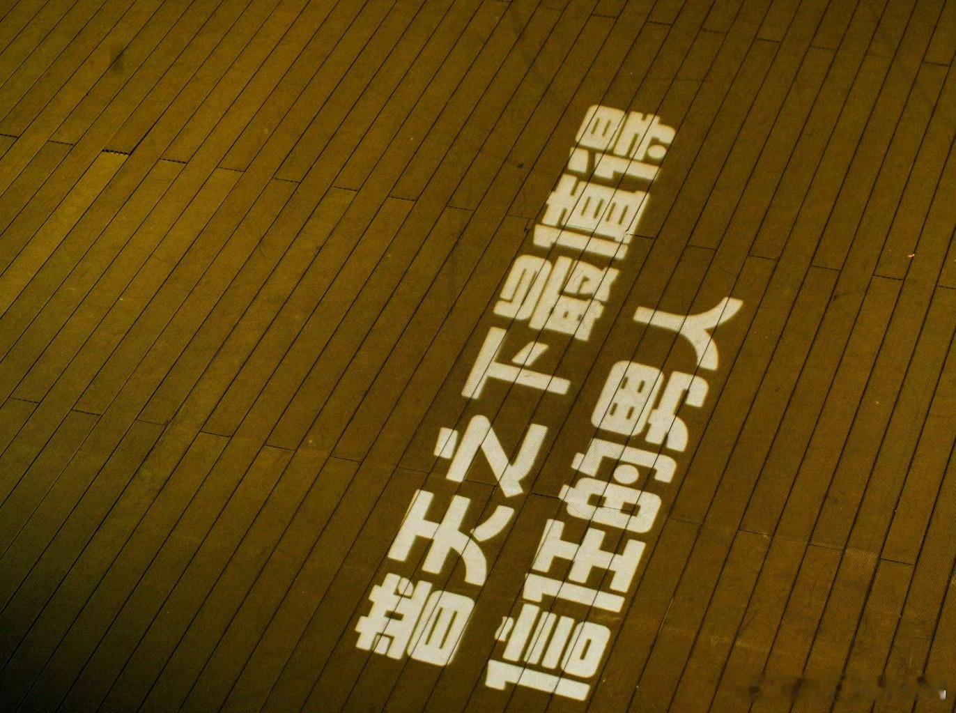 丹东出发的大男孩带着机械鹰赴约北京站啦！握着麦克风不忘陪伴的初心，和“熬鹰”们并