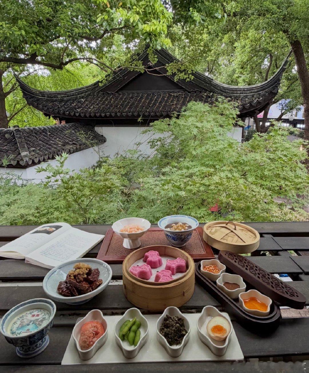 苏州这餐厅真是big胆！碗做出这个造型不怕被LV告吗[微笑][微笑] ​​​