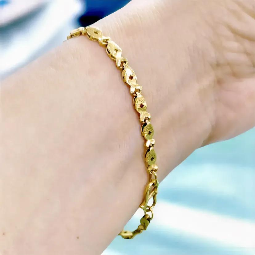 近期黄金价格从高位大幅回落，公司同事蠢蠢欲动，想要买一些黄金首饰囤起来，以后嫁女