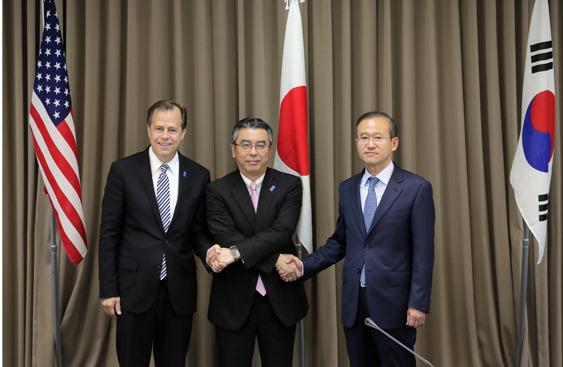 美国最不放心的就是日本。一是日本是最不安份的民族，有蛇吞象的野心，始终想称霸世界