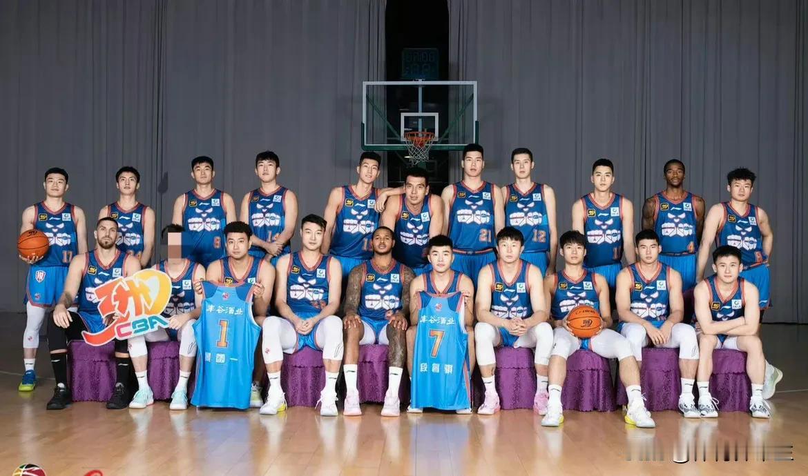 四川队球员段睿骐在代表国家U18男篮比赛中遭遇右膝关节前交叉韧带断裂，赛季报销。