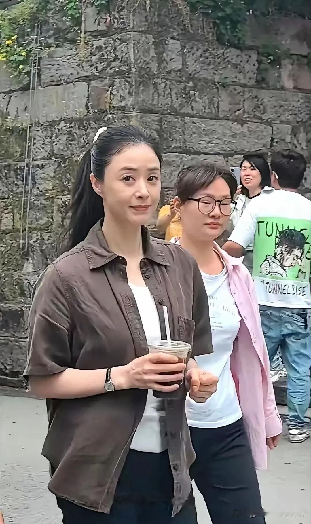 蒋欣暴瘦以后整个人没有精气神，满脸都是疲惫，法令纹也很深，整个人老了许多。

其