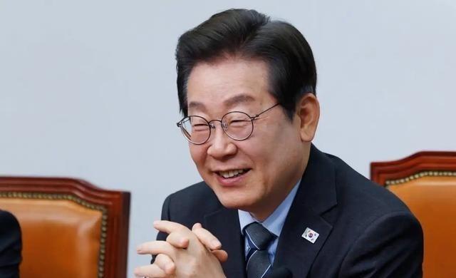 在专访时，被西方记者尖锐逼问：“台海冲突韩国是否介入“时，李在明说：“等外星人入