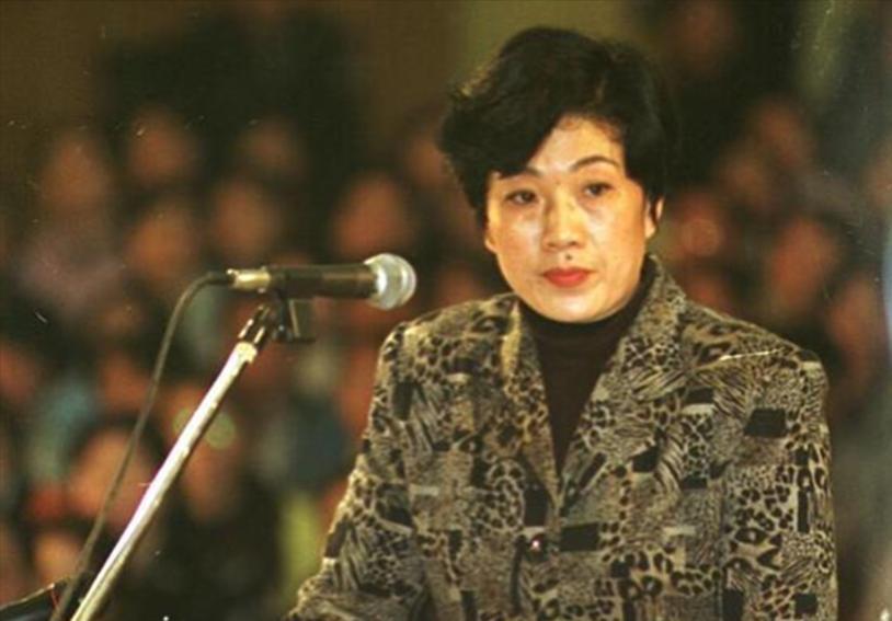 2001年，入狱的“女老虎”蒋艳萍为了和外界联系，将目光锁定到了看守所副所长万江