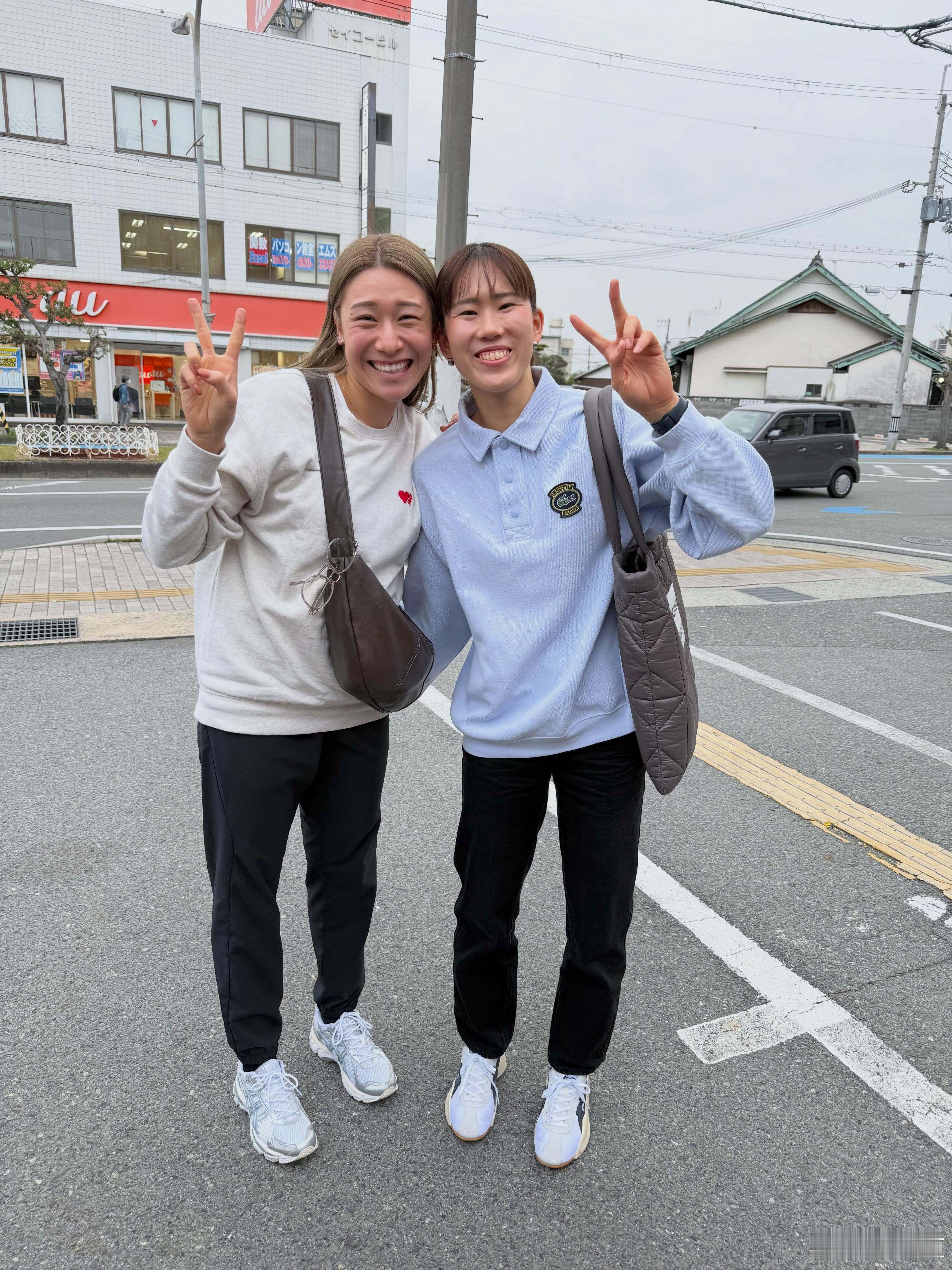 国际排坛动态石川真佑日本女排国家队队长石川妹：终于见到我最最最喜欢的林前辈啦✌️