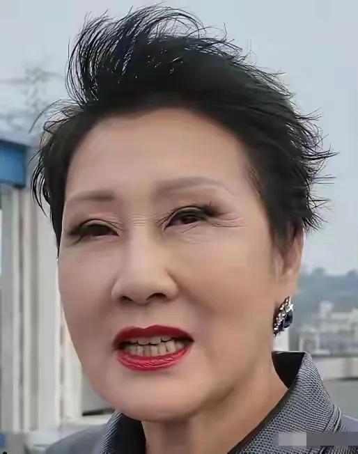 张凯丽63了，怎么眼睛变小了，五官还是不错的，颜值也算没啥太大变化，化妆精致，发