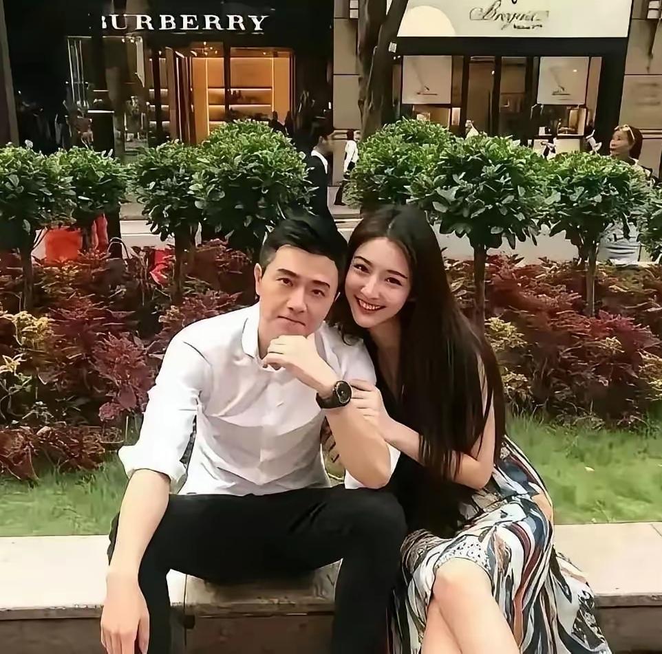 放大看了很多次还是看不出哪儿有问题，老婆跟我说这两人不是真爱，答案让我自己去找，