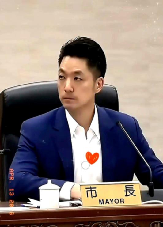 两蒋的棺材在台湾放了五十多年还没入土，蒋家后人想自费迁回大陆安葬，可蒋万安这个当