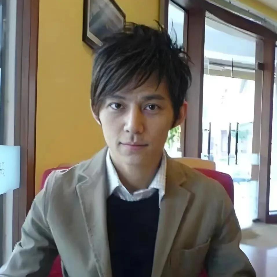 那英硬刚投票争议气场炸裂，何炅当场结巴救场太抓马！
 2025年11月9日晚，《