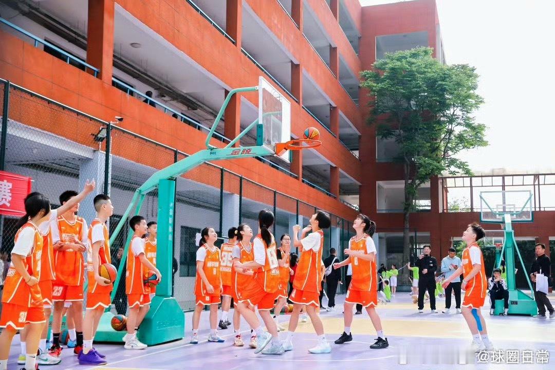 想起我们小时候的体育课，无非是集合整队、绕着操场跑圈，最后草草解散自由活动，枯燥