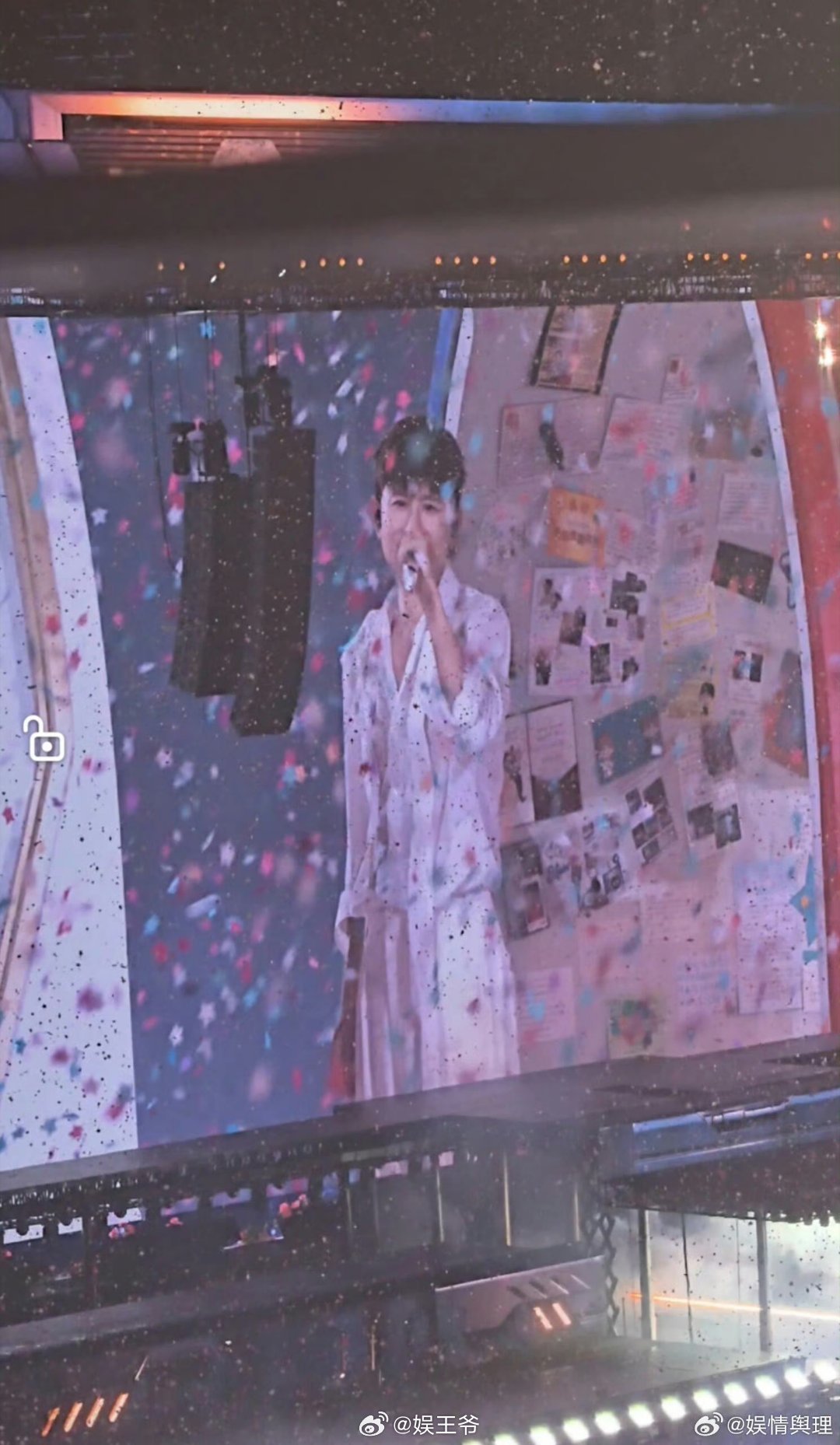 张杰演唱会大屏都是歌迷写的信张杰对粉丝的爱永远拿的出手 突然发现，张杰演唱会大屏