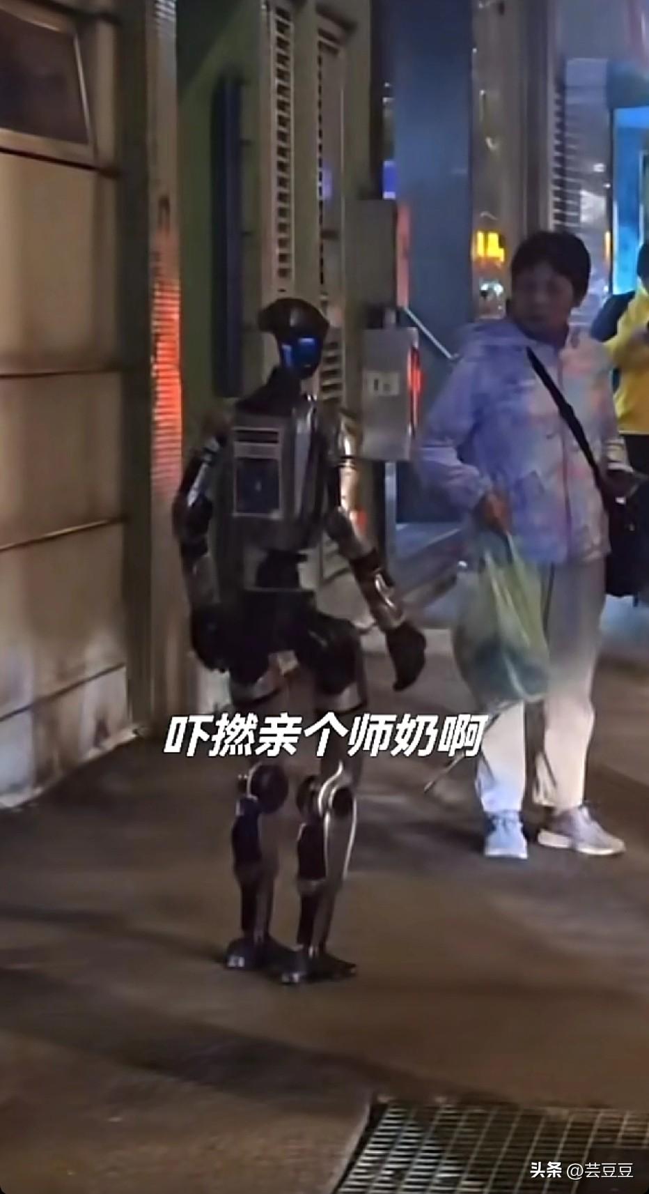 又好笑又后怕！澳门70岁阿婆深夜被机器人尾随，当场吓崩溃，机器人直接被警方“押走