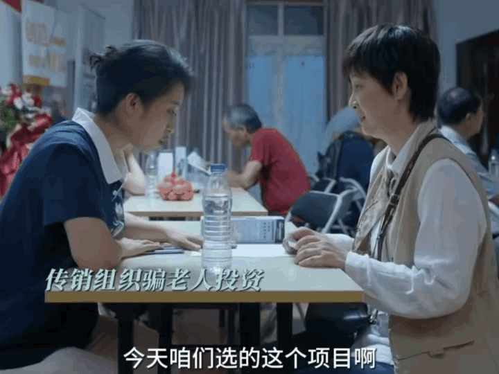 《烟火人家》大姨这日子过的，连骗子听了都叹息！！！拥有退休工资的她，每月1000