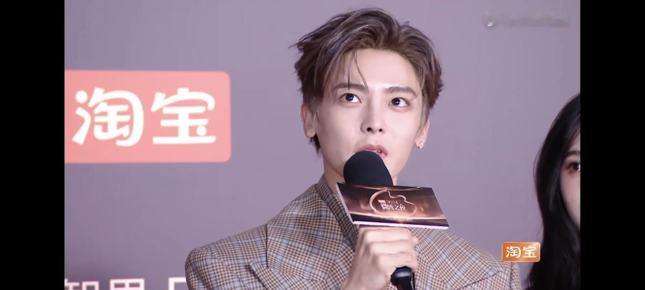 《2024微博之夜》红毯主持人齐思钧、李莎旻子成功把李雪琴挤下了台。

2025