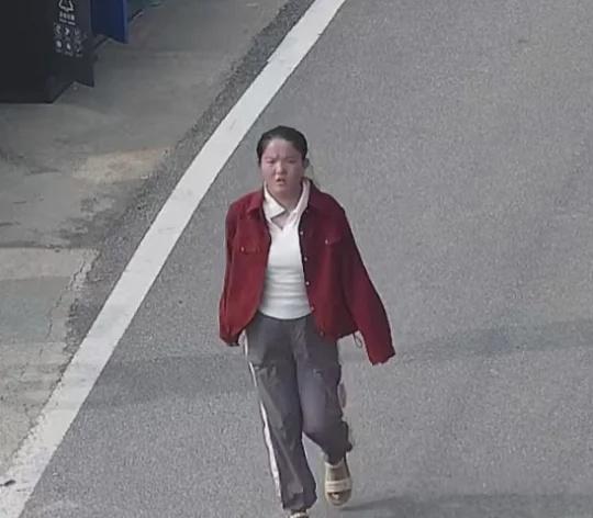 2025年10月14日中午12时许，江西省上饶市鄱阳县银宝湖乡鸣山三房村村民汪女