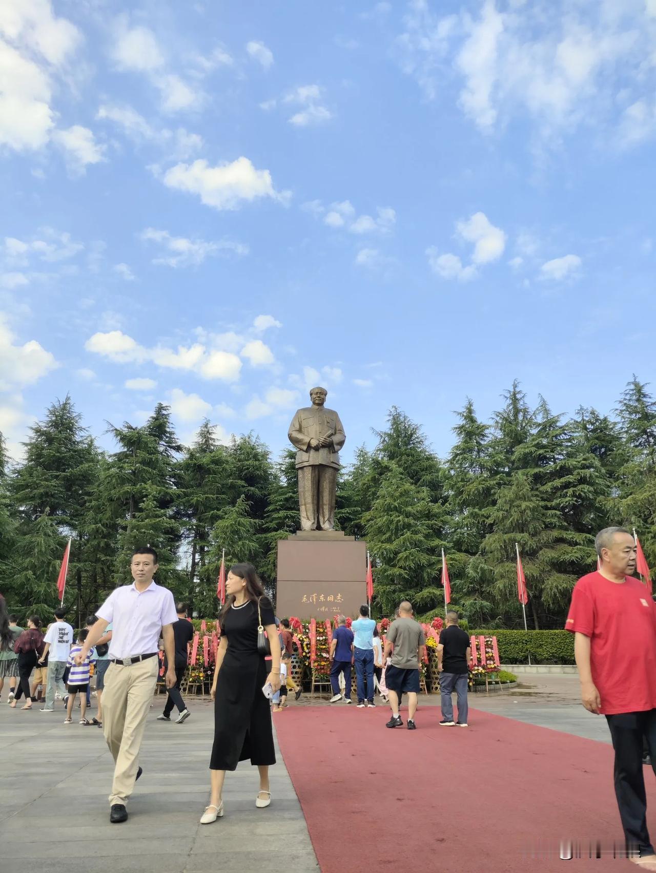 韶山冲铜像广场，为主席鲜花的人络绎不绝。湖南韶山。 韶山纪念园