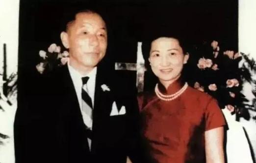 1929年，张学良把赵一荻带回了大帅府，与妻子商量不成，便拔枪相向。平时贤良的于