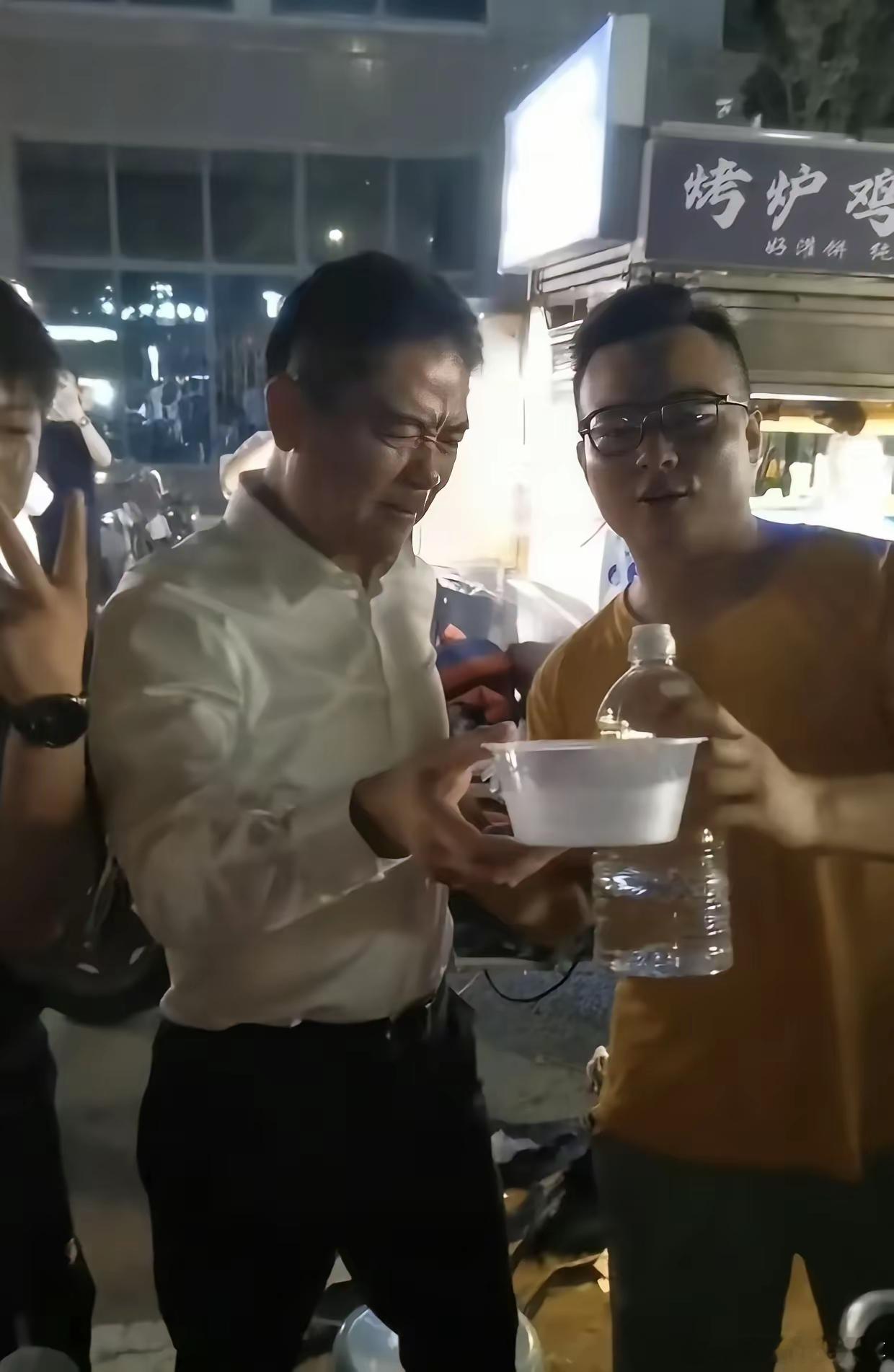 刘强东凌晨1点在大排档喝大了，拍照时开心的像个孩子，来者不拒…… ​​​