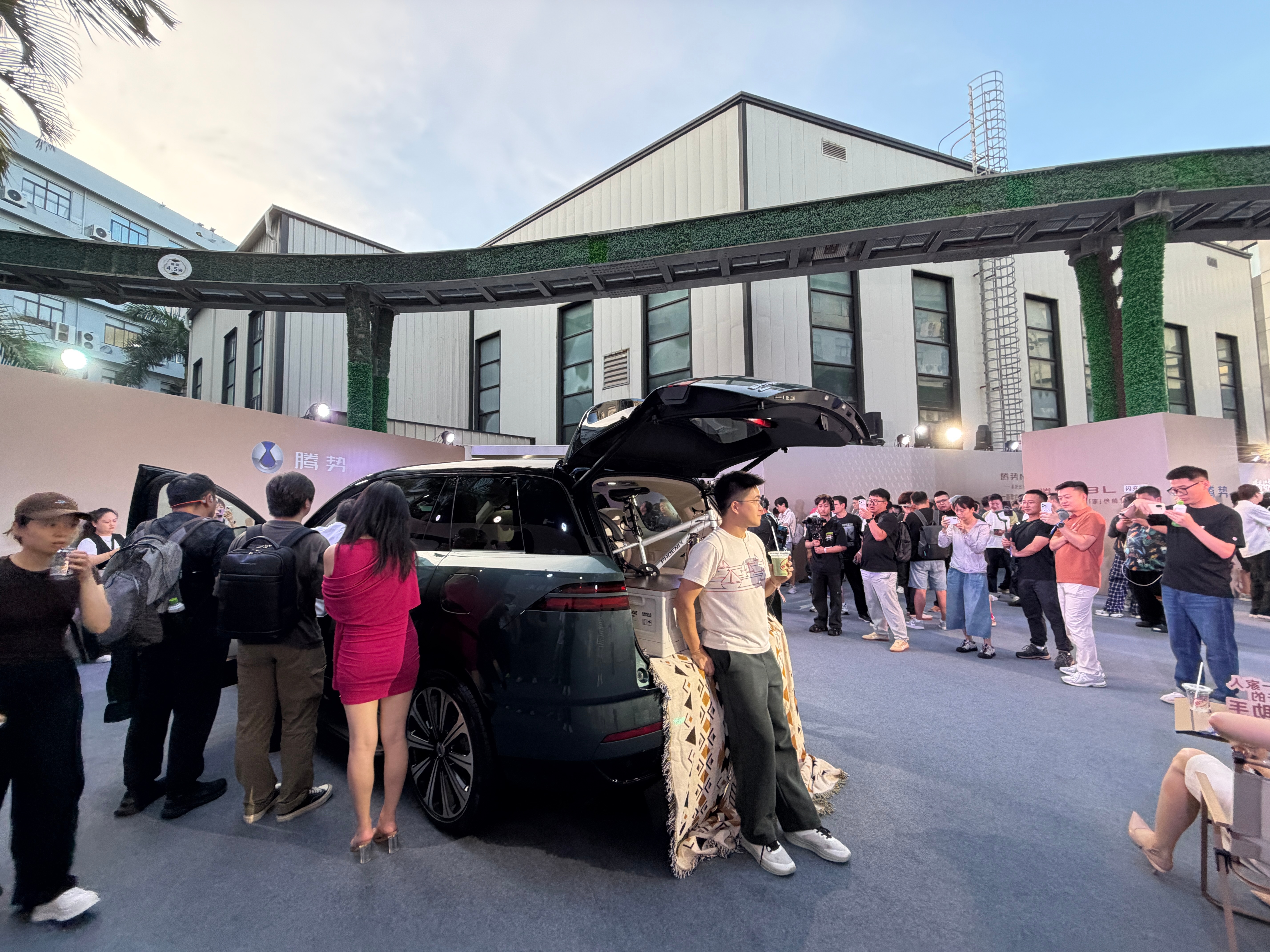 在线等上场。不知道今晚会不会唱歌。胡海泉不奔跑改坐车了腾势N8L闪充版上市 深圳