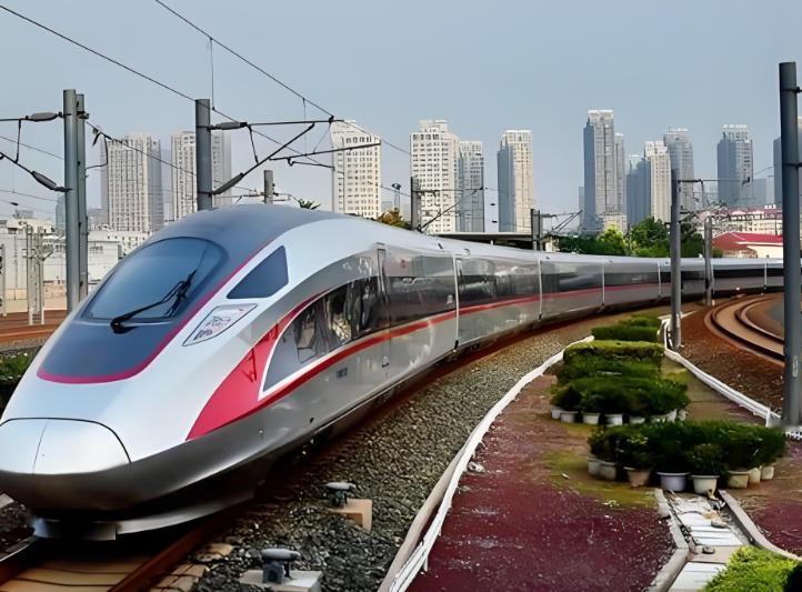 14亿中国人养不起高速？8年亏空6万亿，美国高速免费却能盈利。美国的高速随便上，