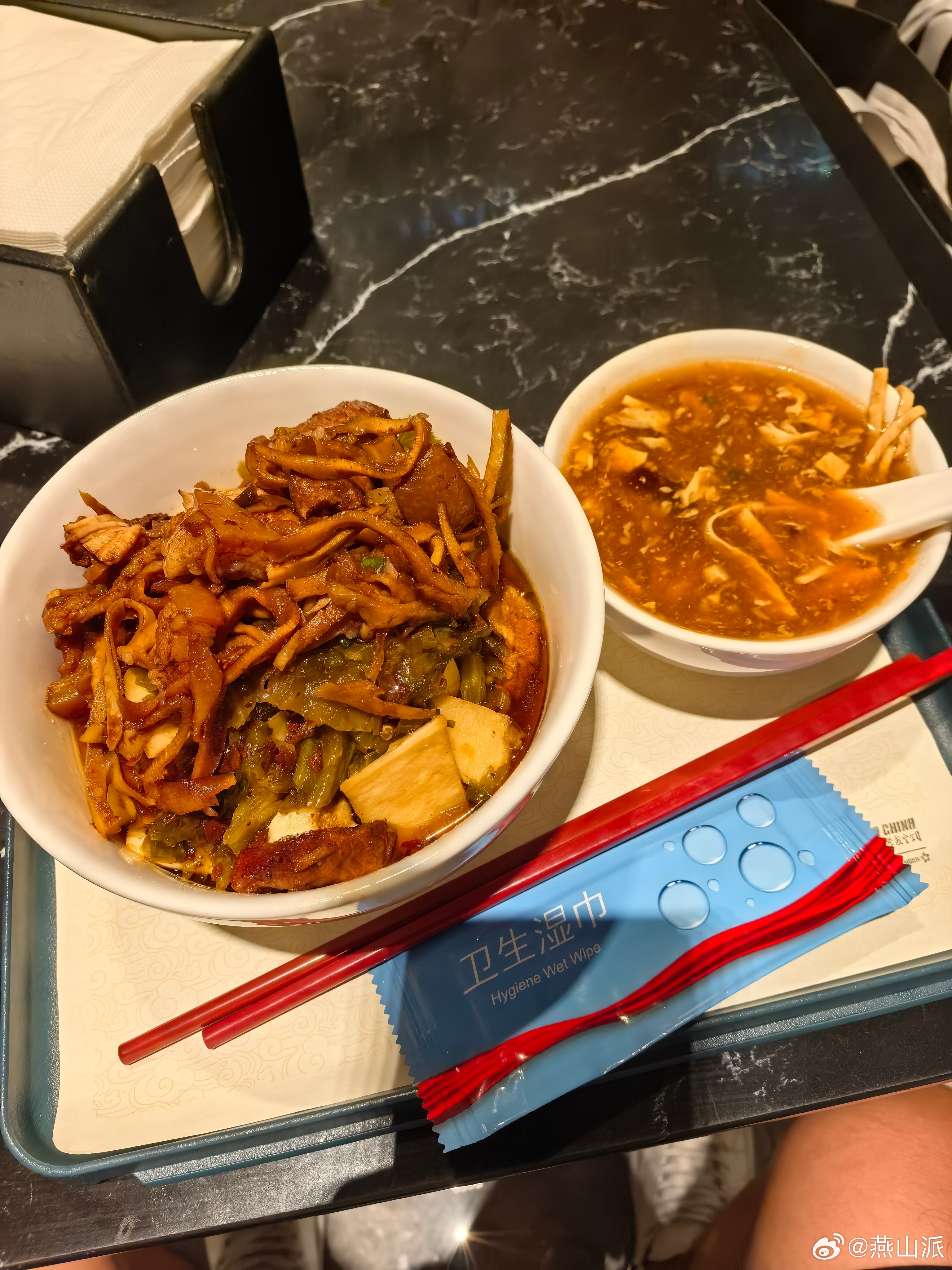 看看人家杭州萧山机场这面条，亲测，哪个机场贵宾厅的面条都比首都机场的好吃[笑cr