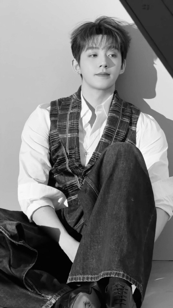 邓为每一步都红在点子上 开年红运一路开挂，新物料里的矜贵气质藏不住！妆造与气场完