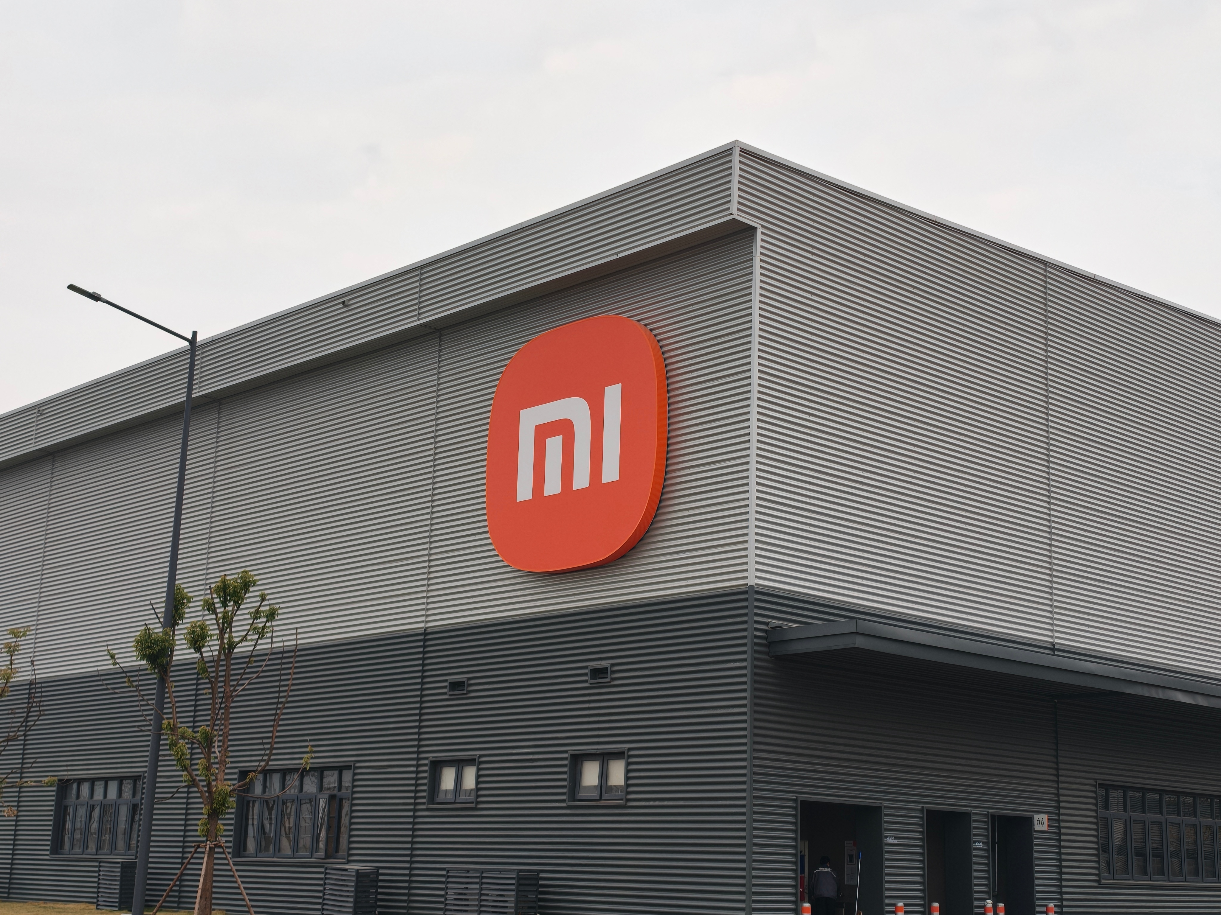 卢伟冰宣布小米将发布自产中央空调6.5秒就能下线一台空调，这就是小米大家电工厂的