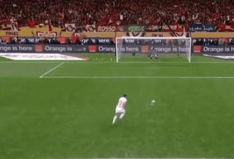 摩洛哥主帅雷格拉吉注定成为不了世界顶级名帅。今晨，当迪亚斯罚丢点球后，队友们都去