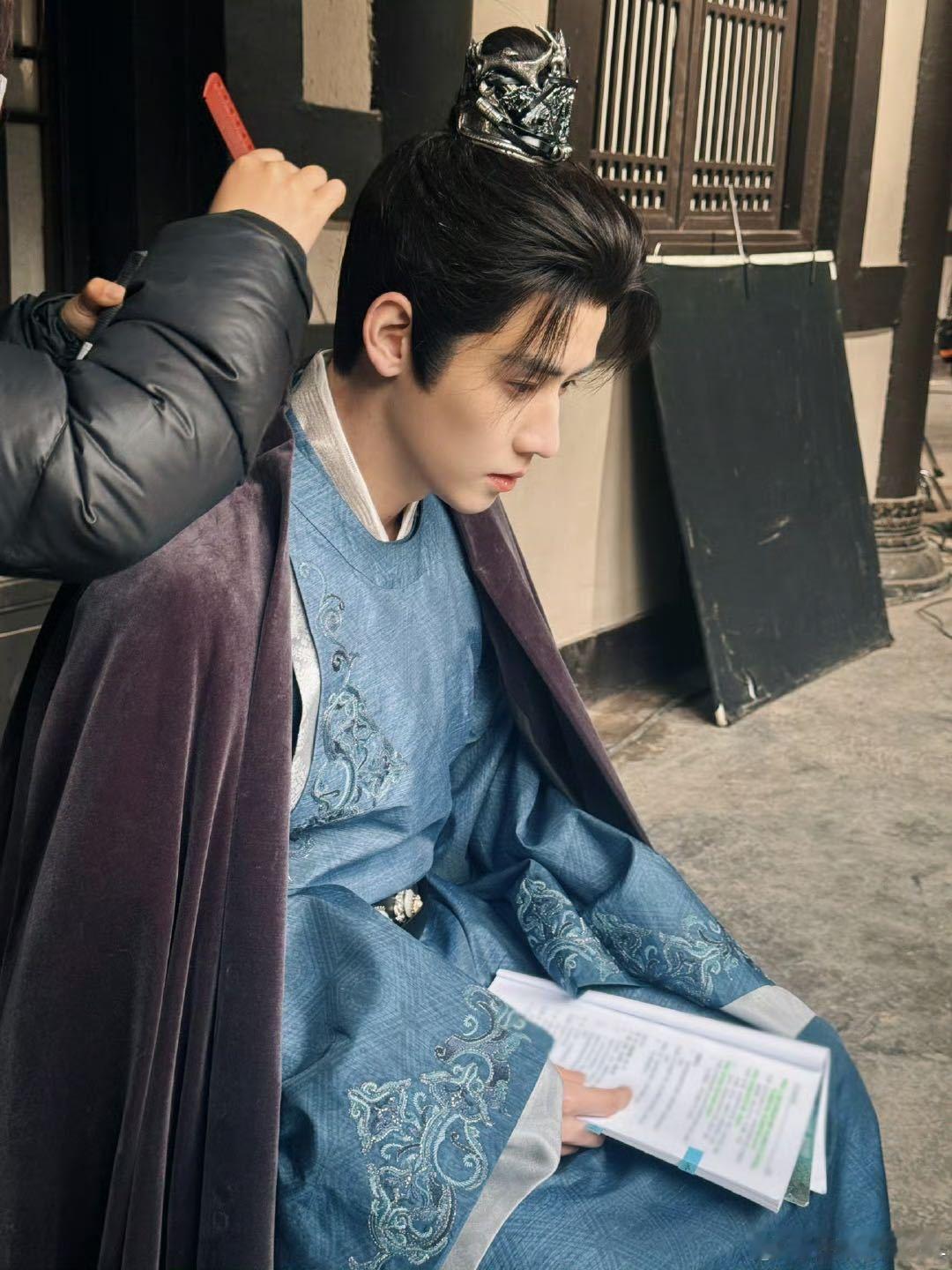 任豪特邀主演  任豪又有新动向！这次他特邀主演《逐玉》，从歌手到演员，他一直在不