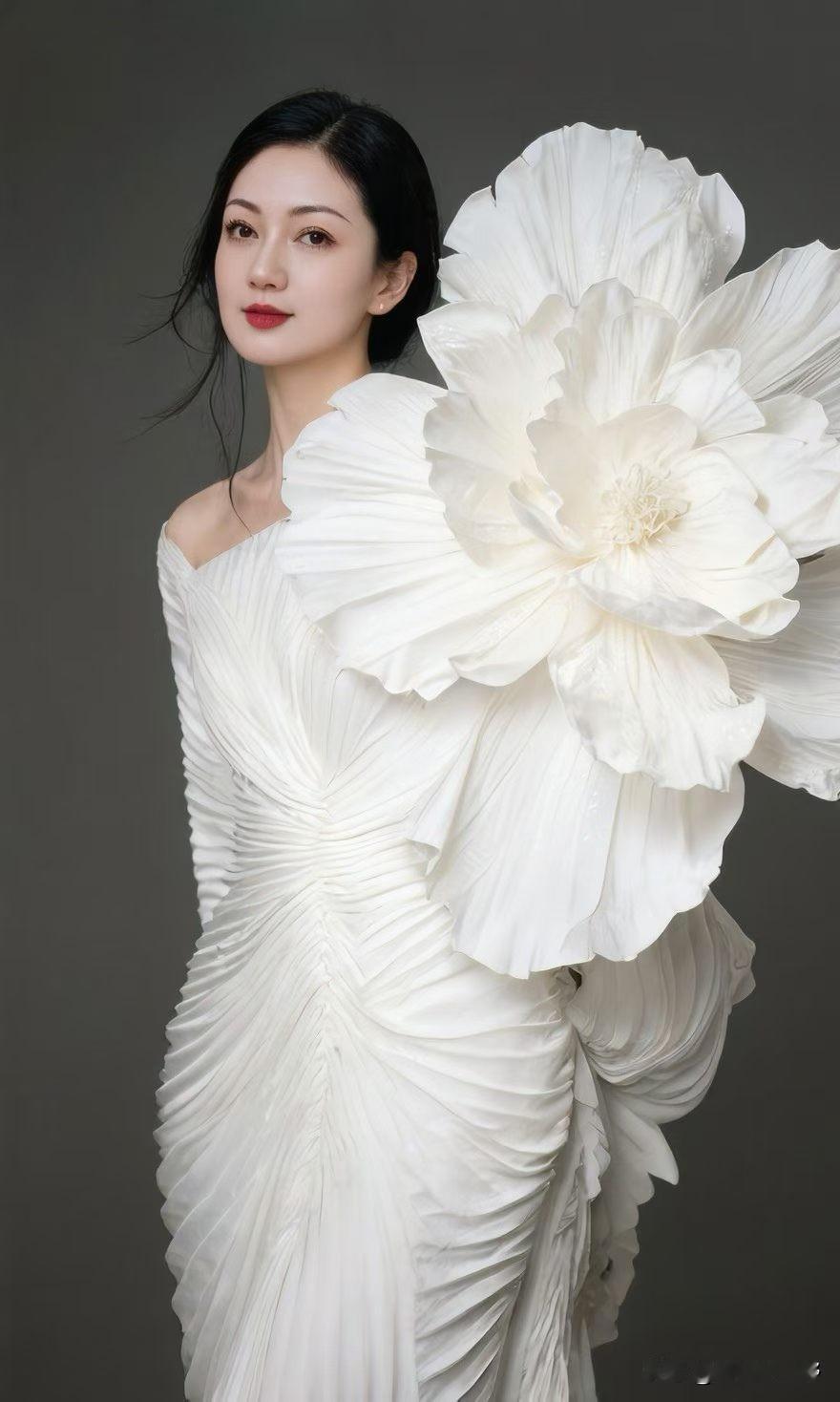 优雅白裙，宛如盛开的花朵，尽显女性魅力有哪些好看的过膝半身裙值得推荐 用一条百褶