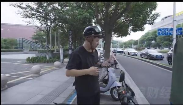 张雪峰曾说：“我名下没有车，我也不开车，我去哪都是骑个电动车。你说你有300万的