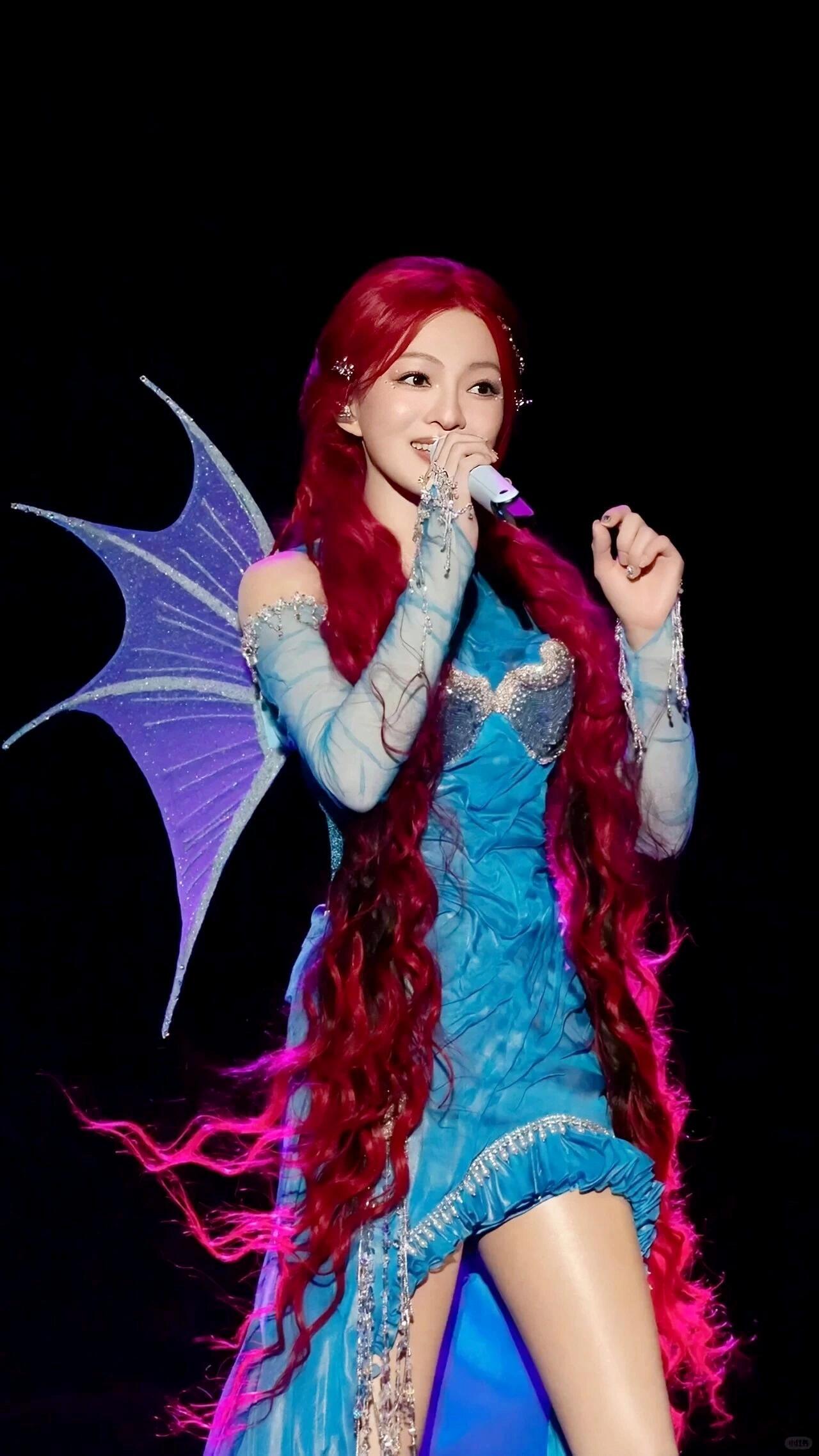 张韶涵今年巡演舞台太超前了张韶涵新巡演玩转了超现实机械美学   当观众席化作流动