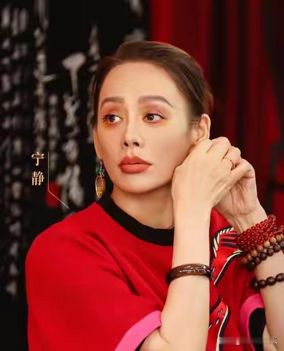 近日，在综艺《一路繁花2》的录制现场，演员宁静的一句“儿子全是赔钱货”如同一颗投