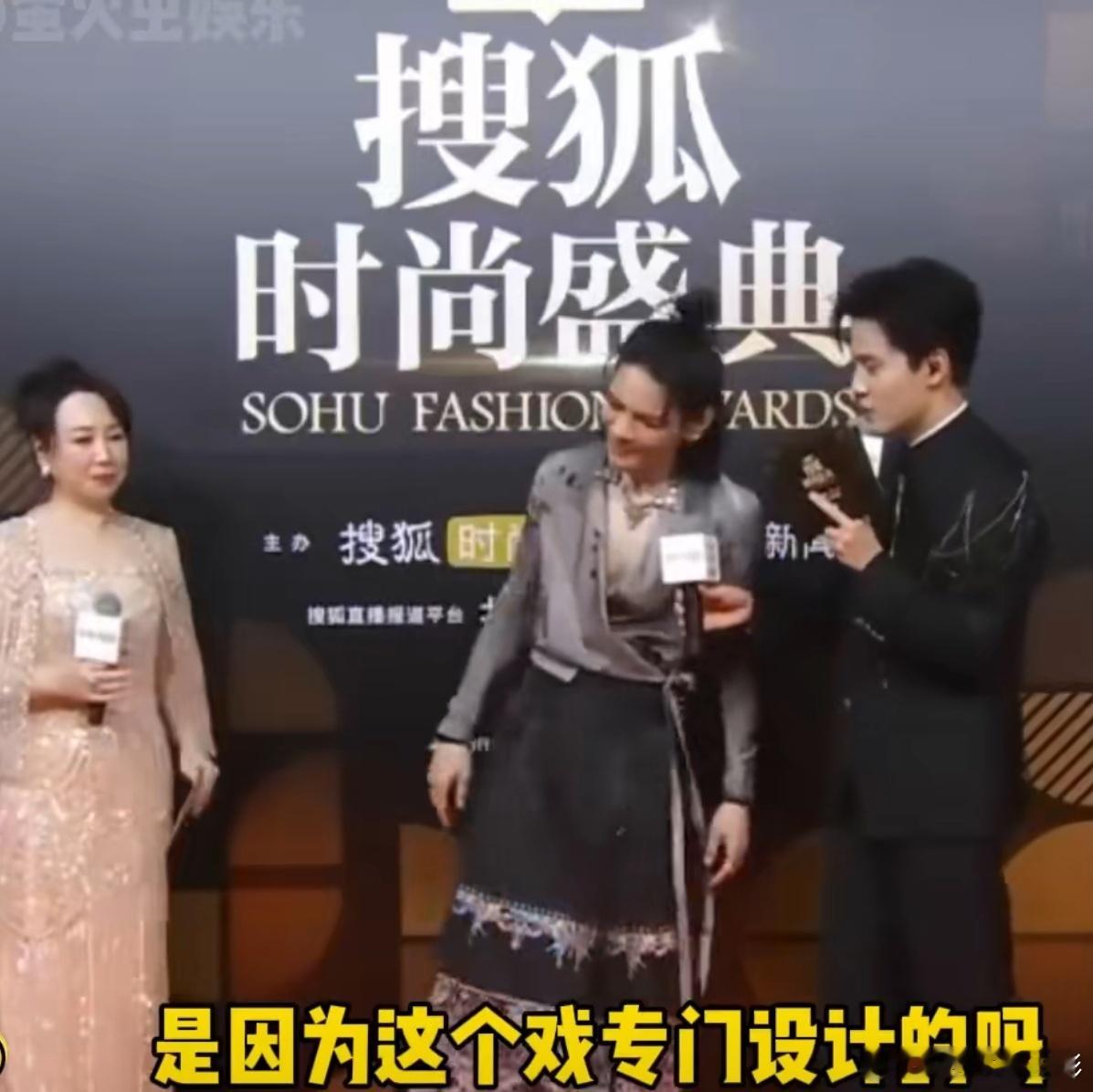 向佐在红毯上生气了 老问一个问题确实会很烦，但是，（小小声说）不问这个问点啥，他
