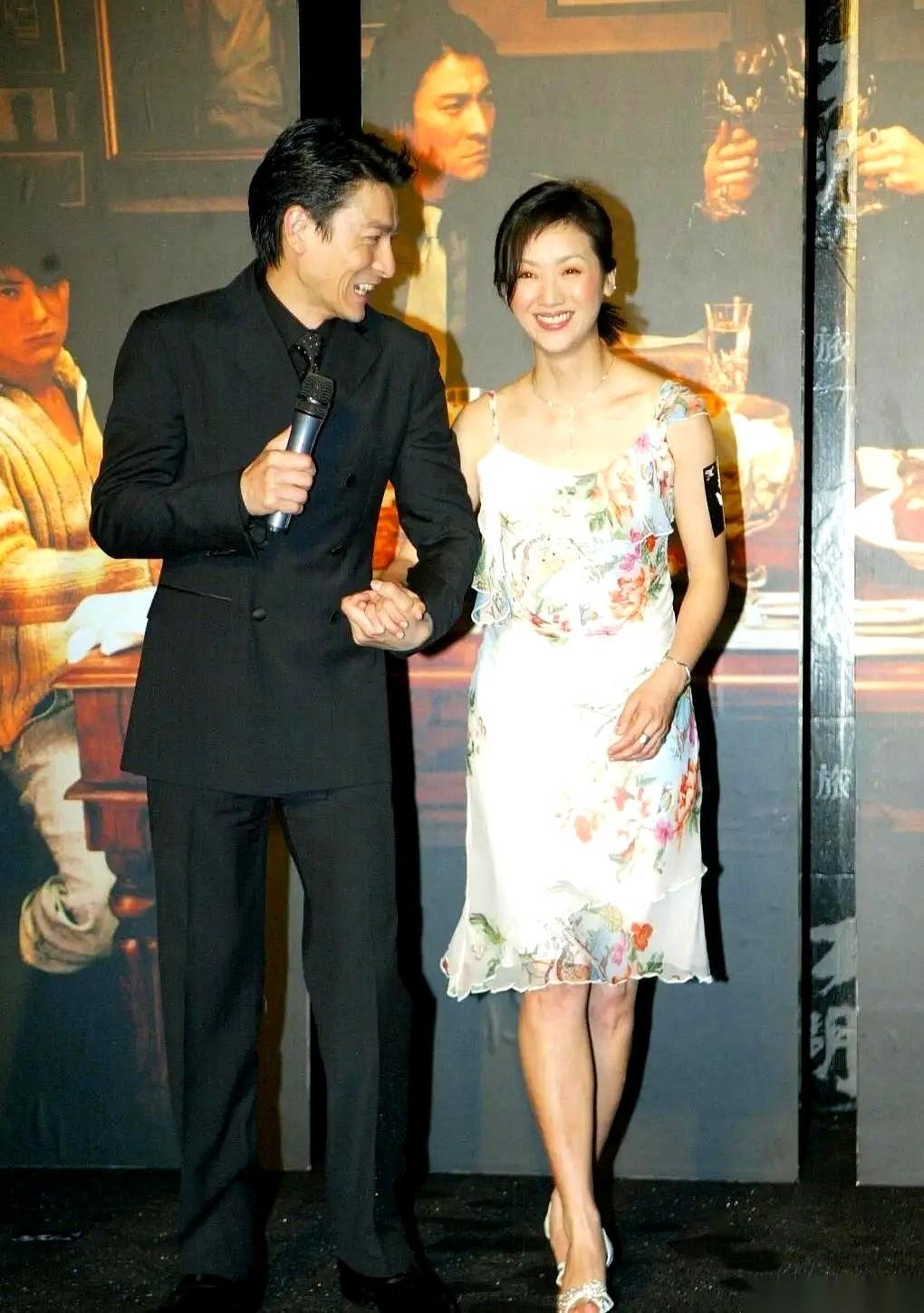 刘德华，跪下了。
当着台下一万多人的面，对着她。山呼海啸的“在一起”，几乎要掀翻