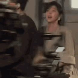 章若楠被拍到片场拍戏走神了关键这还不是走戏的时候，就这样走神回应粉丝，同事王安宇