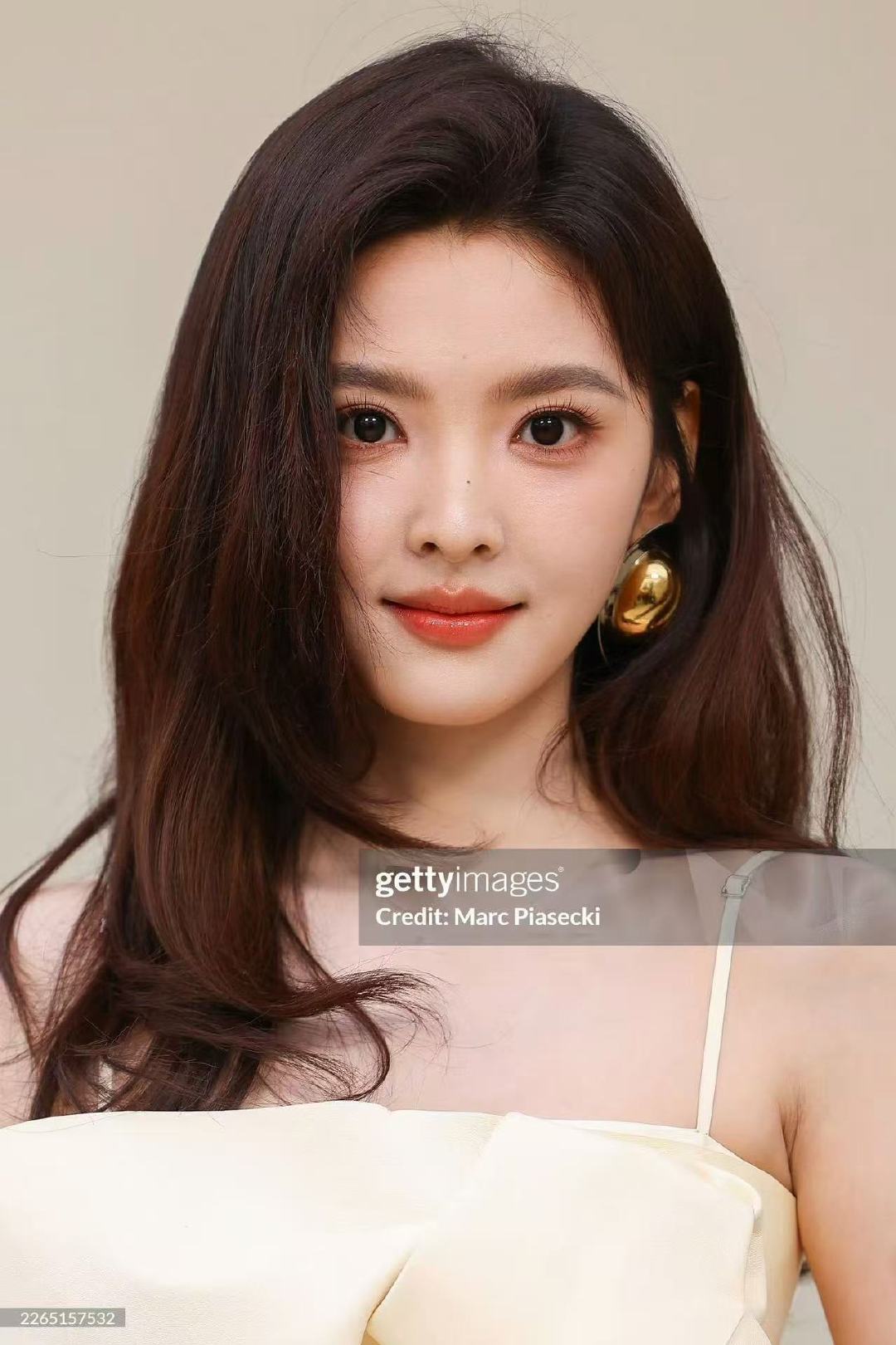 纪梵希官方ins认领章若楠纪梵希认领章若楠纪梵希官方ins认领章若楠，还是首位，