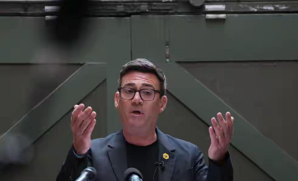 英国新首相伯纳姆的确与众不同，上台了一段的时间，让人耳目一新。所做的一切让人感到