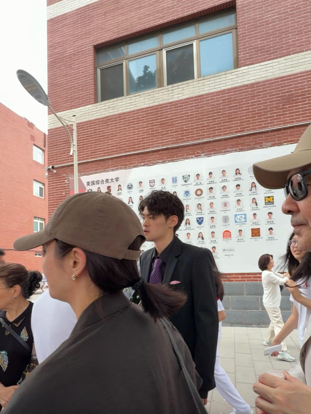 蒋勤勤晒大儿子毕业照  伯克利啊朋友们！蒋勤勤儿子也太争气了吧，人大附中毕业直接