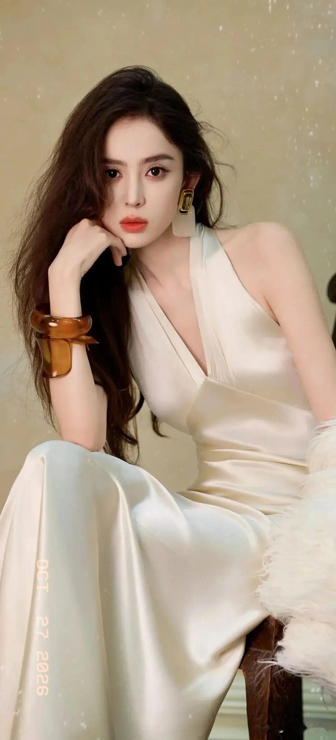 娱乐圈从来不缺美女，
但美得这么具有攻击性的，
古力娜扎绝对算头一份。

那张无
