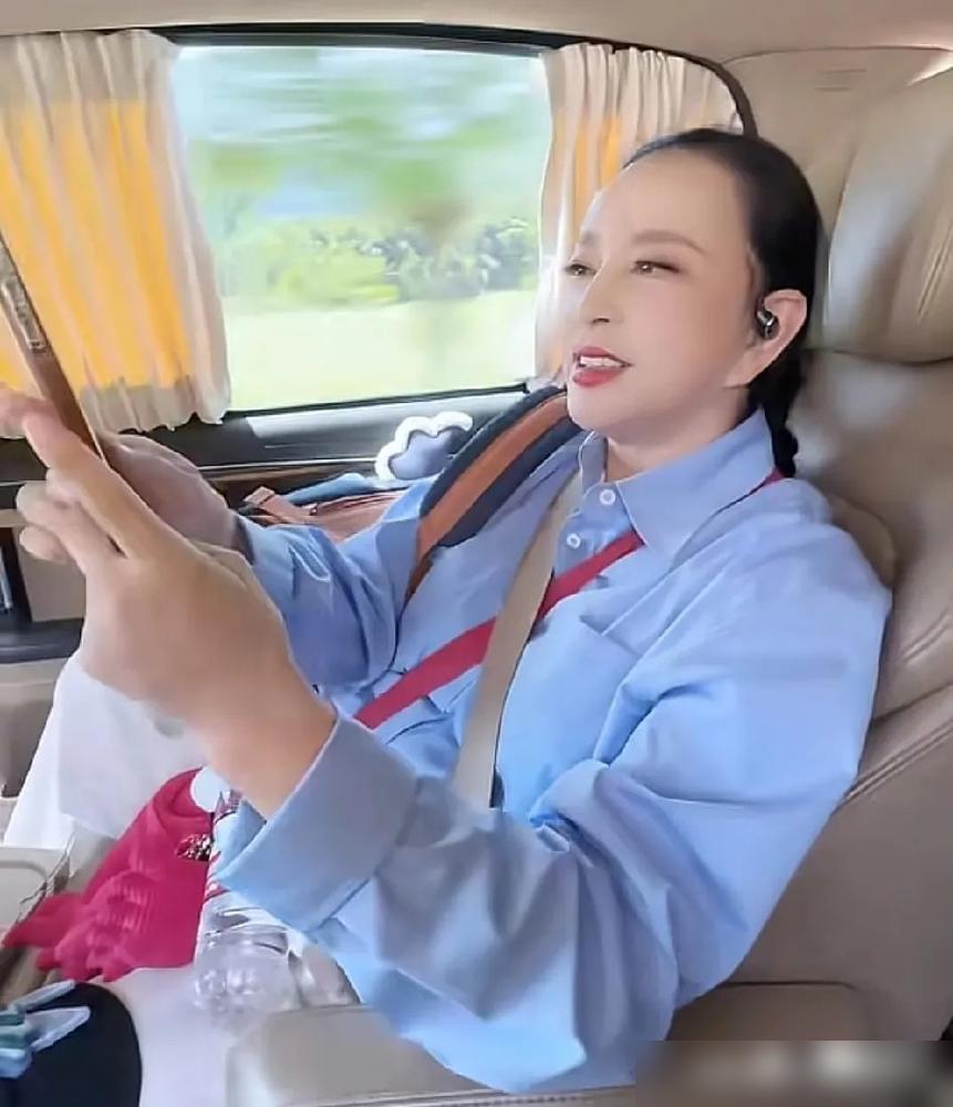 别再吹什么“不老女神”了，75岁的刘晓庆自己把假发扯了。
车里唱歌那视频你看了