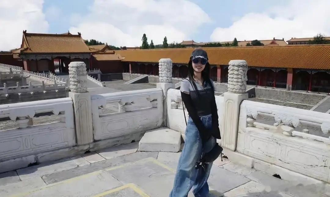 蔡依林现身北京游览故宫，她的穿衣打扮时尚有型，她身穿灰黑拼色T恤搭配牛仔阔腿裤，