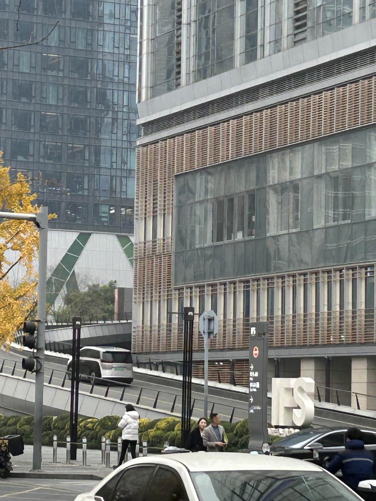 成都太古里，繁华地带，这段路怎么修出了高速的感觉？