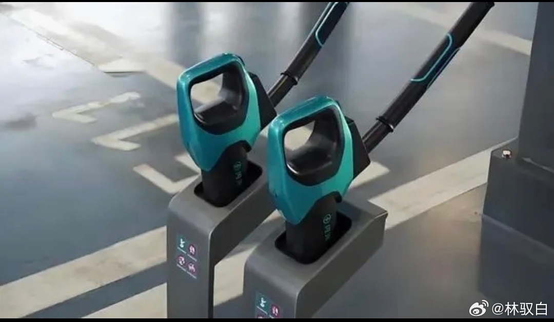 继极氪、理想后，比亚迪自家的充电机器人也有新的进展。这款专利技术实现了充电全程无