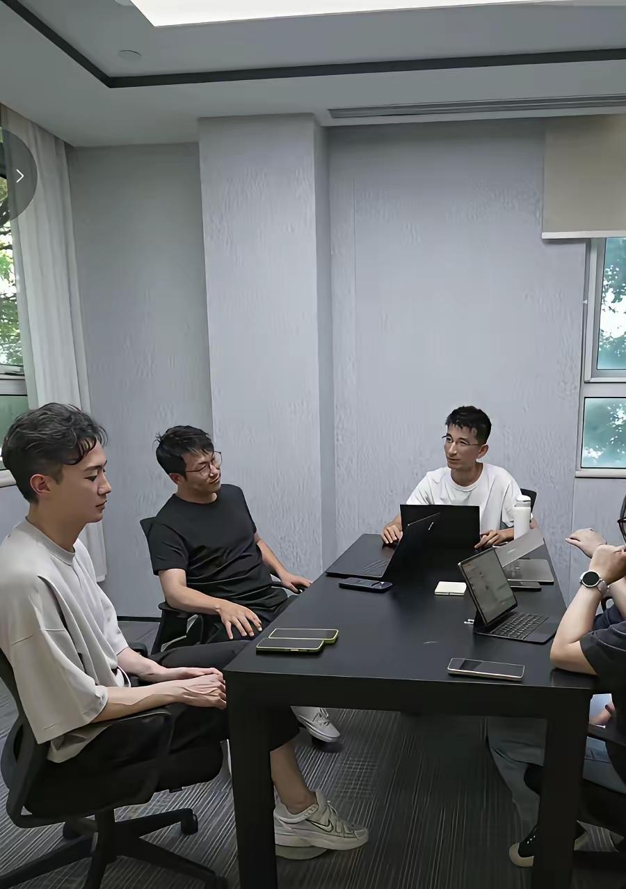 这三个人合伙开公司了，看起来自己当老板真的挺不错啊，明显看起来舒服多了，没有那么