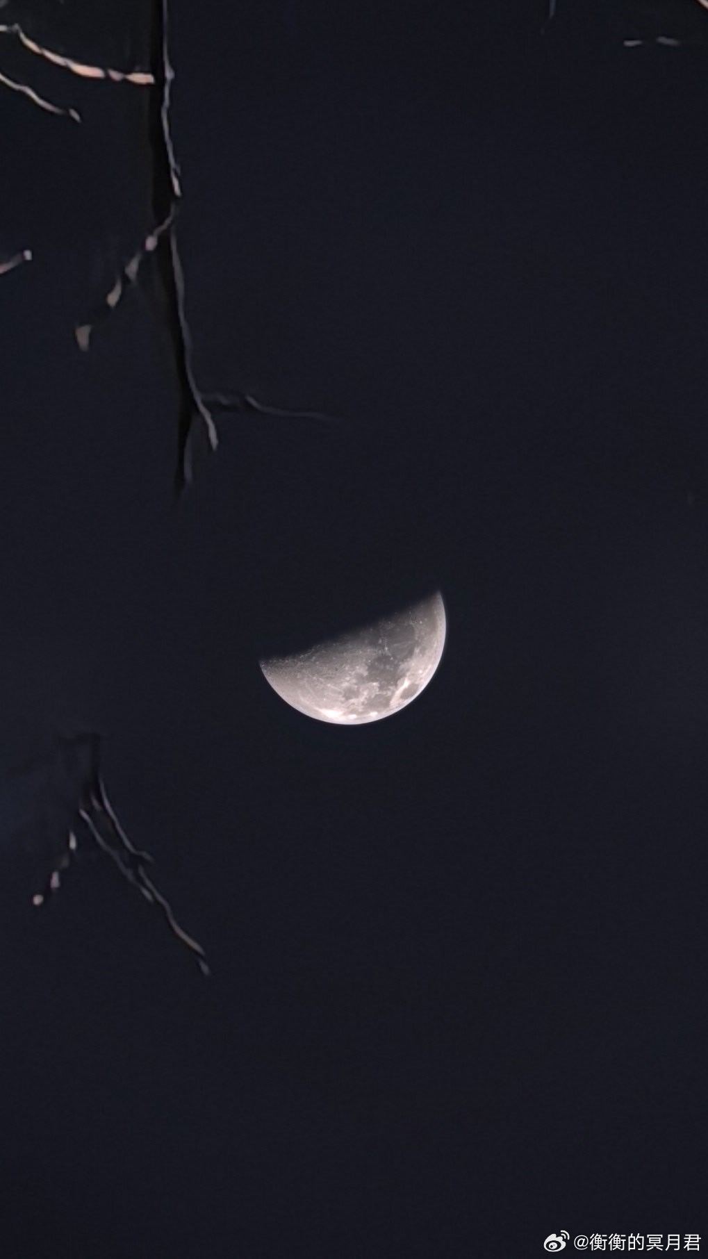 十五的月亮十六圆。图一是今晚的月亮 🌖 