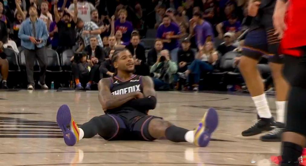 厉害！今天布克这边有人支援，风雪哥格林半场拿下22分，做出了PJ华盛顿季后赛的经