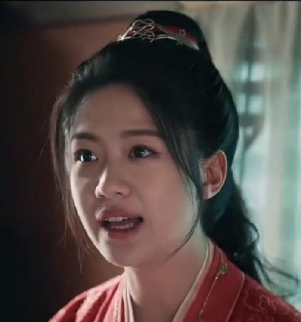 小眼大鼻老气脸路人但是演这种“劲装女”能看的过去些 ​​​